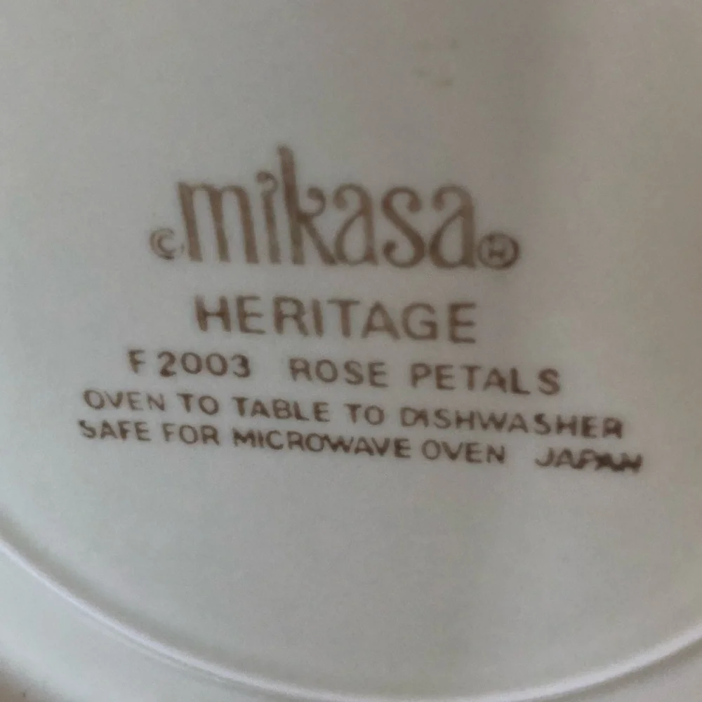 Estate. Mikasa Heritage Pink and White Dinnerware Floral Design - Picture 2 of 14